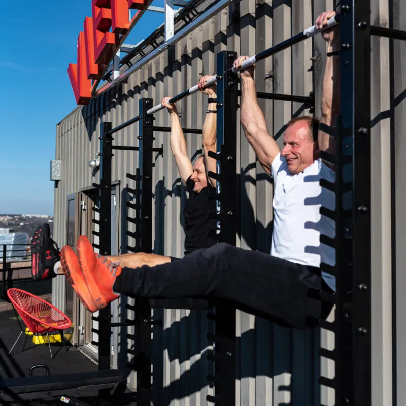 Zažijte úžasný pocit při cvičení na střešní terase v Diplomat gym